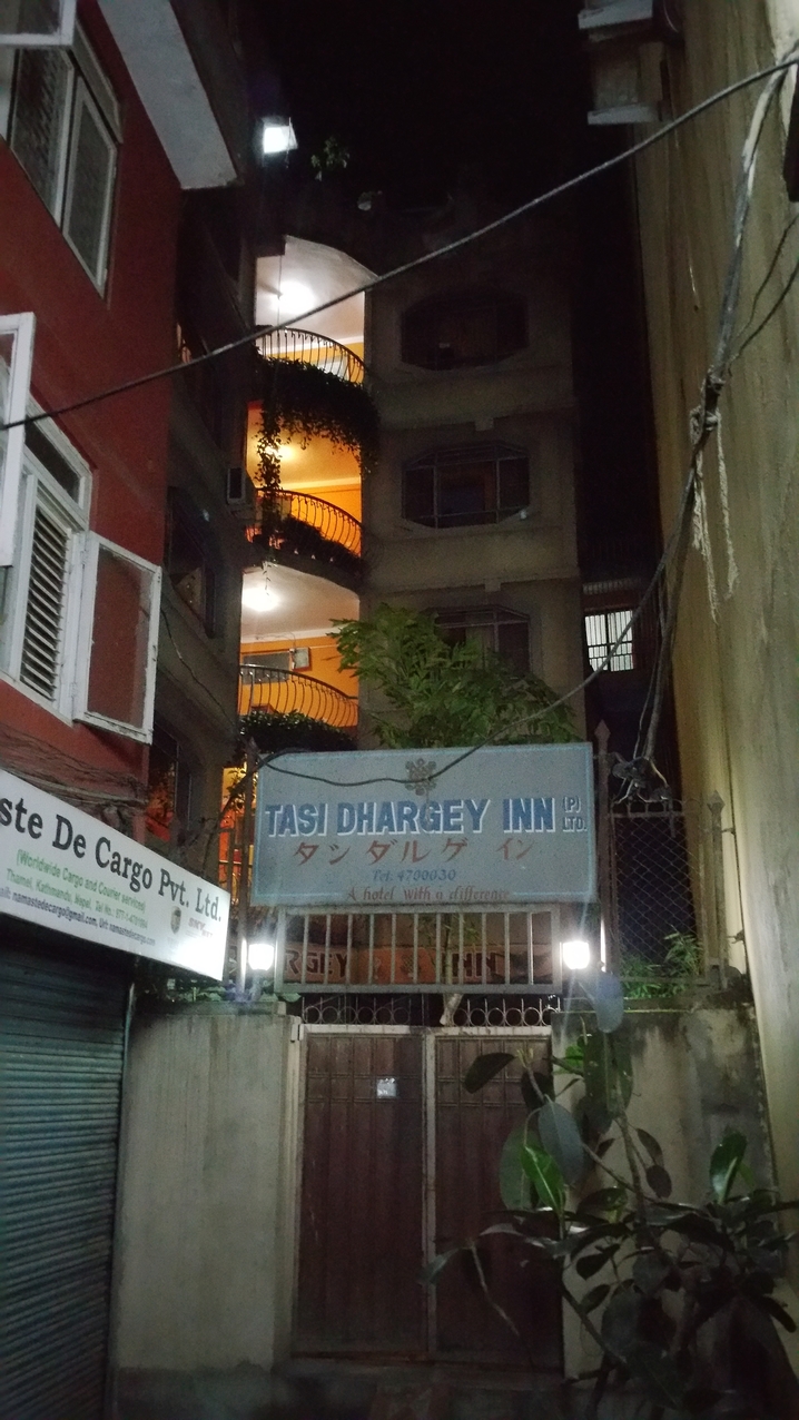 Hinterhof in Thamel. Thamel ist der Stadtteil von Kathmandu, in dem die meisten Hotels und auf Tourismus eingestellte Läden und Dienstleister anzutreffen snd.
