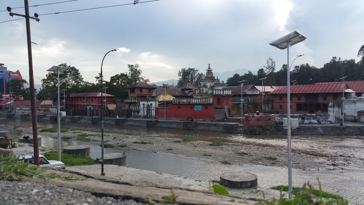 Besichtigung des Pashupatinath Areals am Bagmati Fluß.
