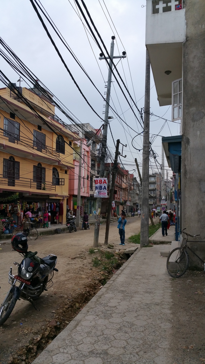 Eine Hauptstraße in Kathmandu (Mahankal Road, vom Pashupatinath zum Boudhanath) mit neuen Fassaden, da die Straße vor kurzem verbreitert wurde. 
