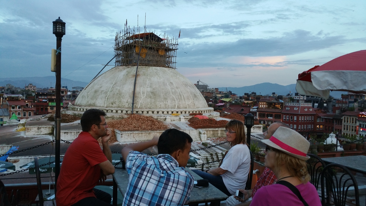 Boudhanath; leider auch vom Erdbeben sehr in Mitleidenschaft gezogen; der obere Teil ist abgestürzt und fehlt jetzt. In der Nähe, in Yorpati fahren die Busse nach Timbu ab, die letzte Station vor dem Aufstieg nach Ganyul. 
