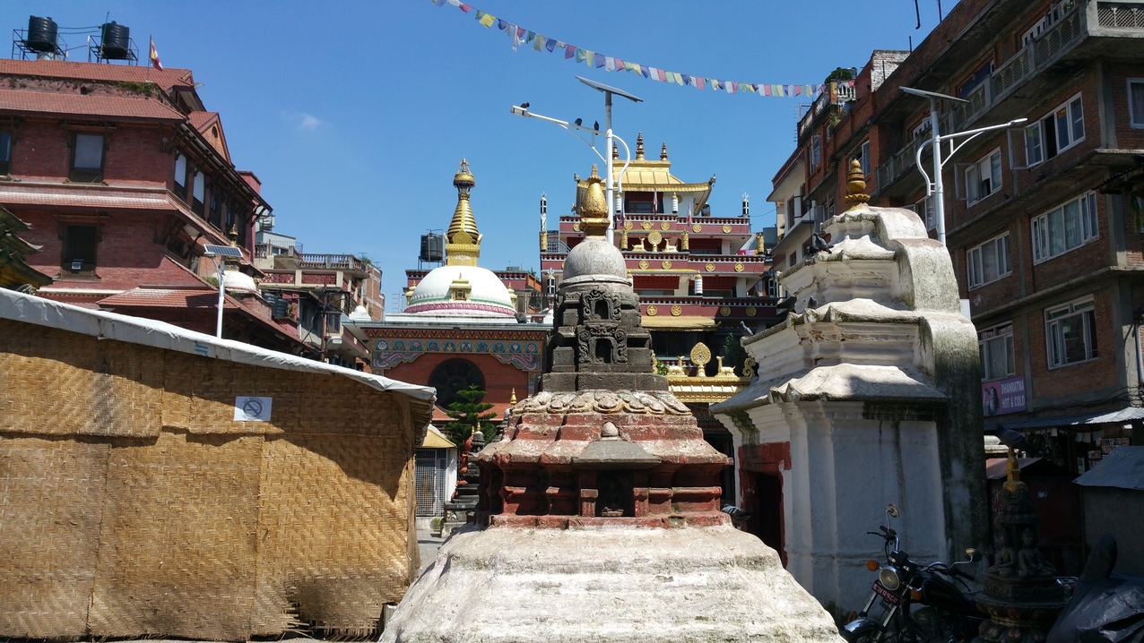 und der Shri Ghaa Bihar. An diesem Platz (27.70961 85.30988) ist auch die Prabhat Madhyamik Schule.
