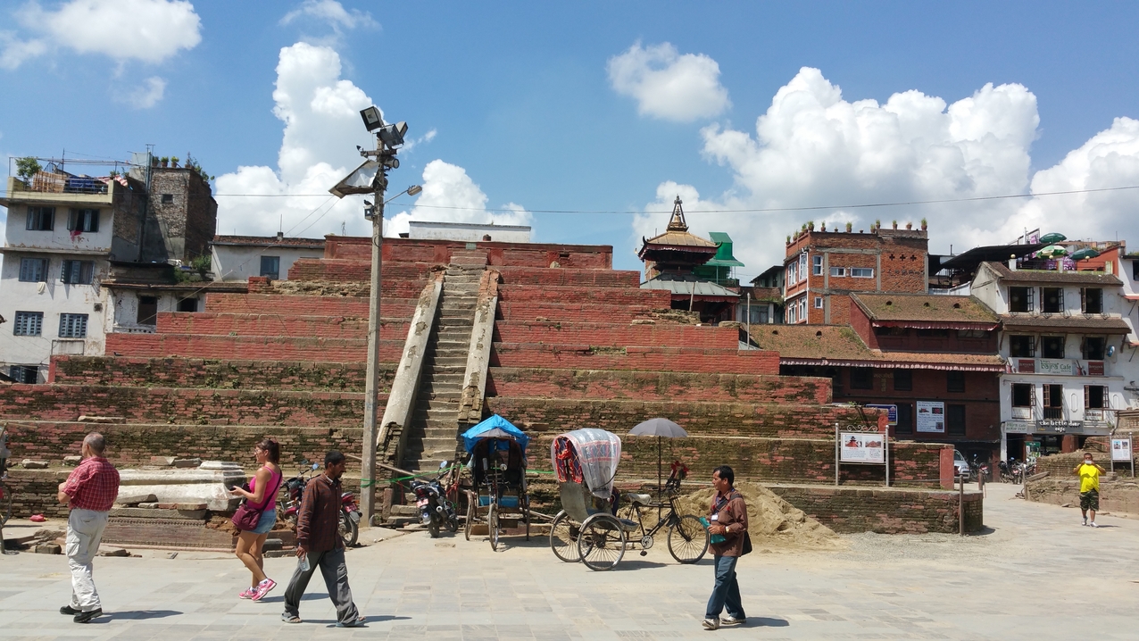 Durbar Square; der völlig zerstörte Maju Tempel.
