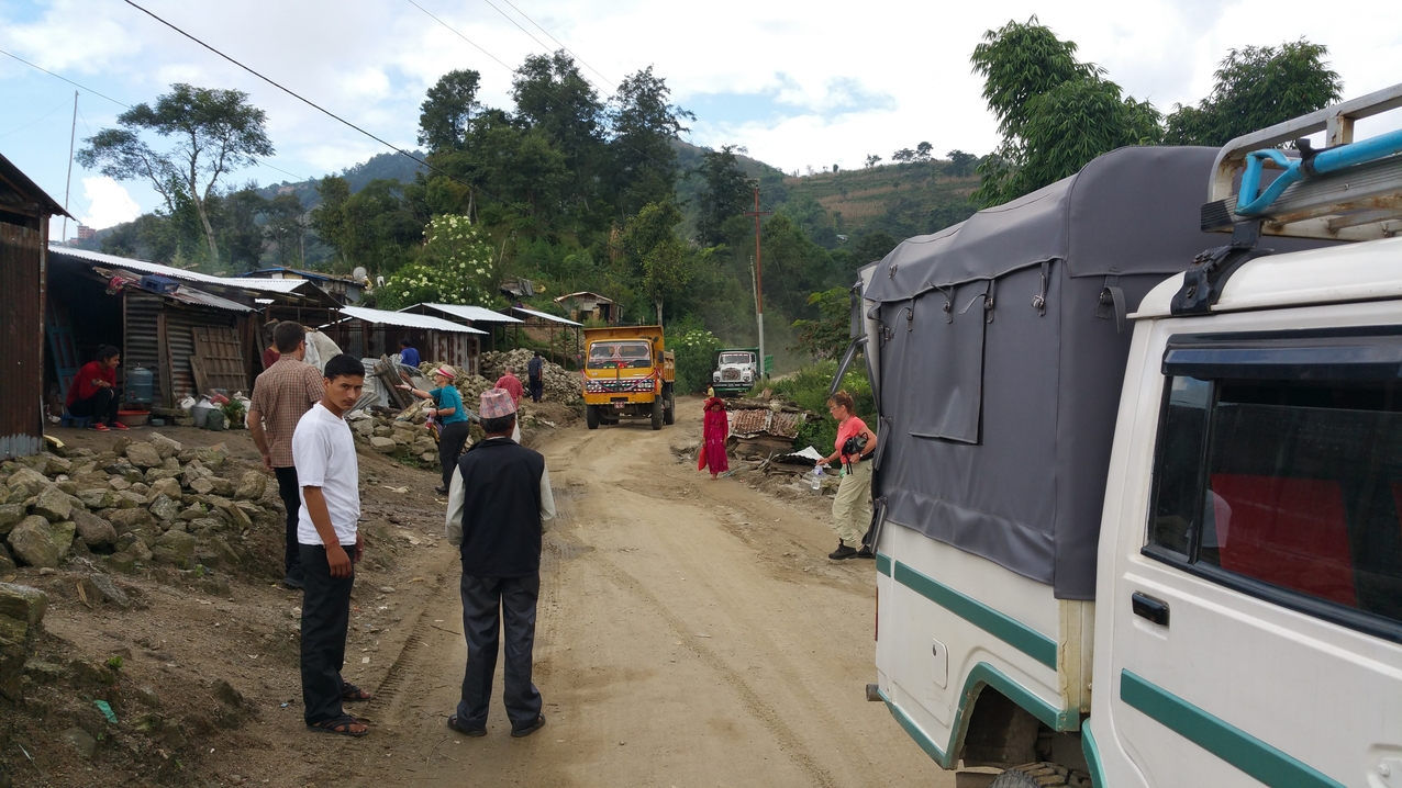 Mit Jeeps (wegen der sperrigen Hilfsgüter) geht es durch das östliche Randgebirge des Kathmandu Tals rüber ins Melamchi Tal
