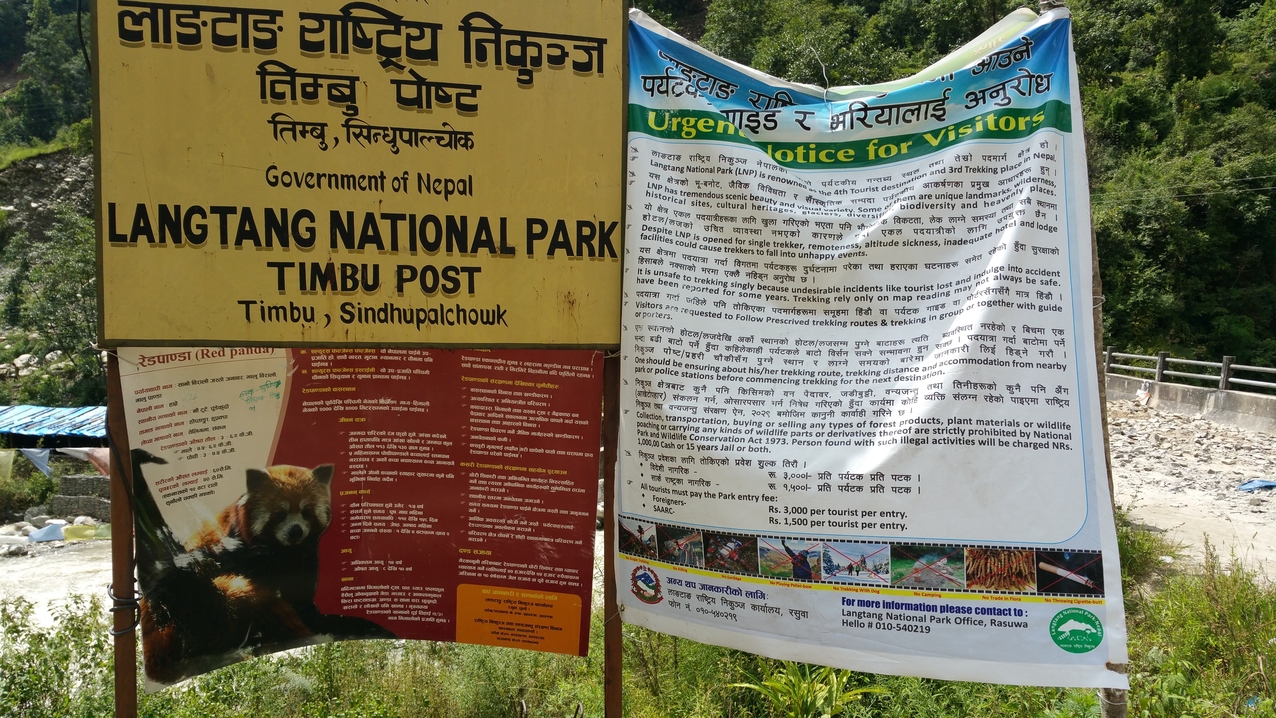 Auch für Helfer ist der Eintritt in den hier beginnenden Langtang Nationalpark fällig. Auch Diskussionen zwischen Kaji und den Beamten führen zu nichts.
