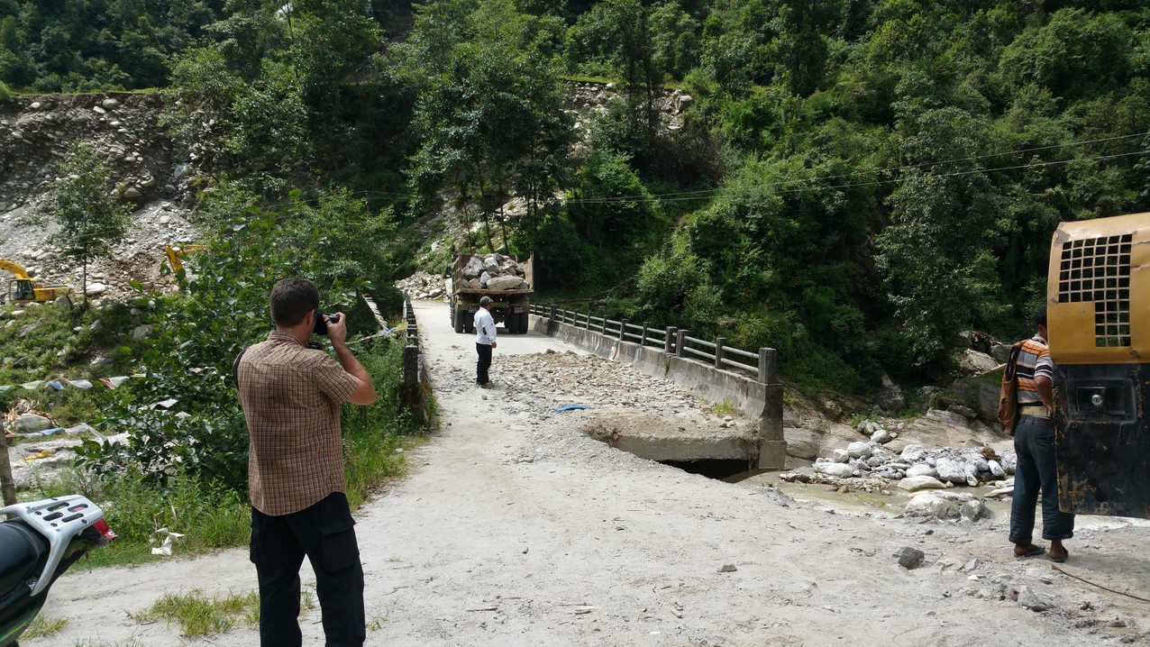 Die Reparatur der Brücke ist im Gange.
