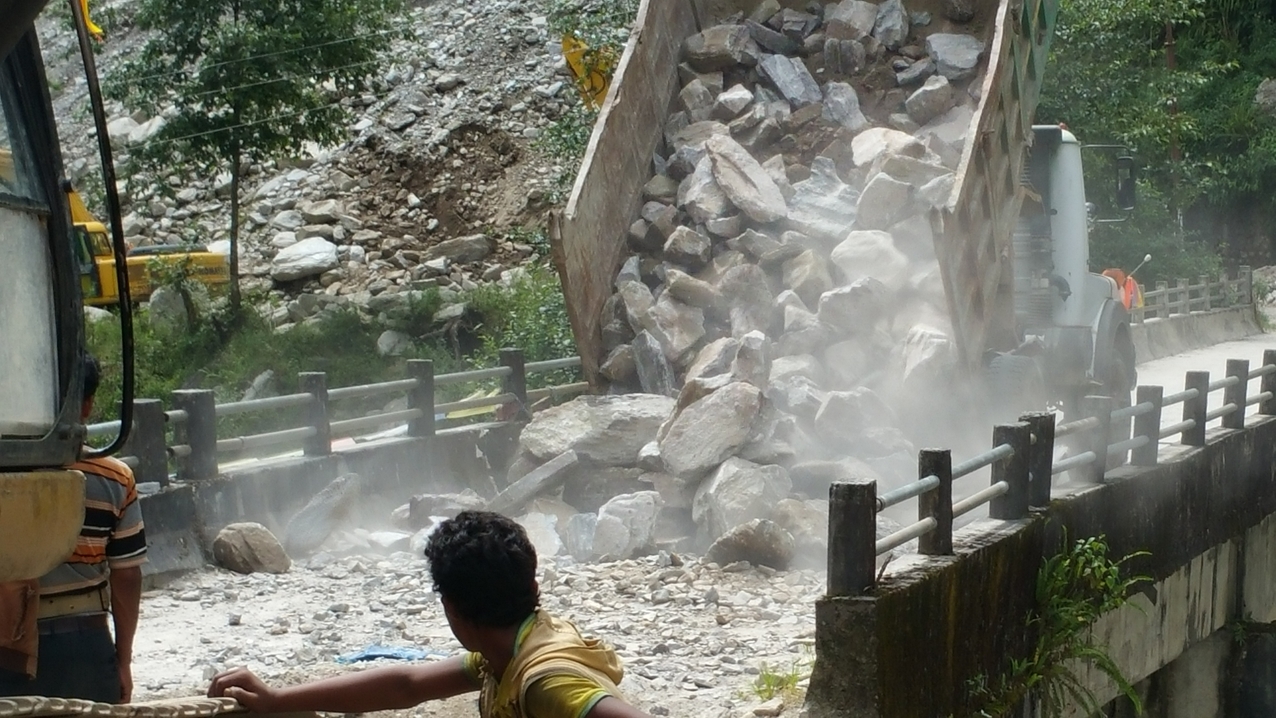 Offenbar ist das nähere heranfahren zu gefährlich und es muss mit kleinerem Gerät weitergearbeitet werden.
