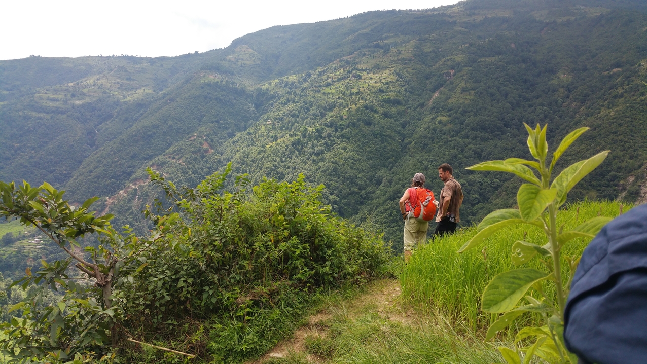 Kleine Pause während des Aufstiegs. Die einheimischen Träger teilen unten noch die Lasten auf.
