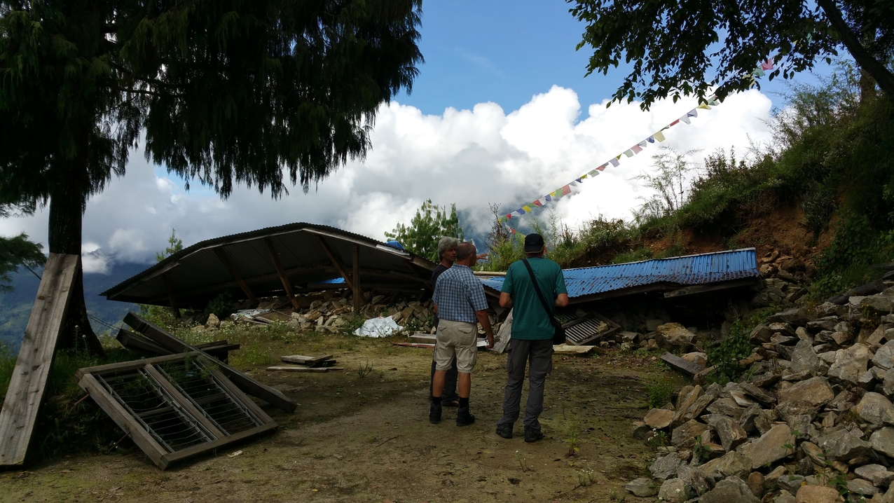 Die eingestürzte Schule in Ganyul. Hier auf dem ehemaligen Pausenhof haben wir unsere Zelte aufgebaut.
