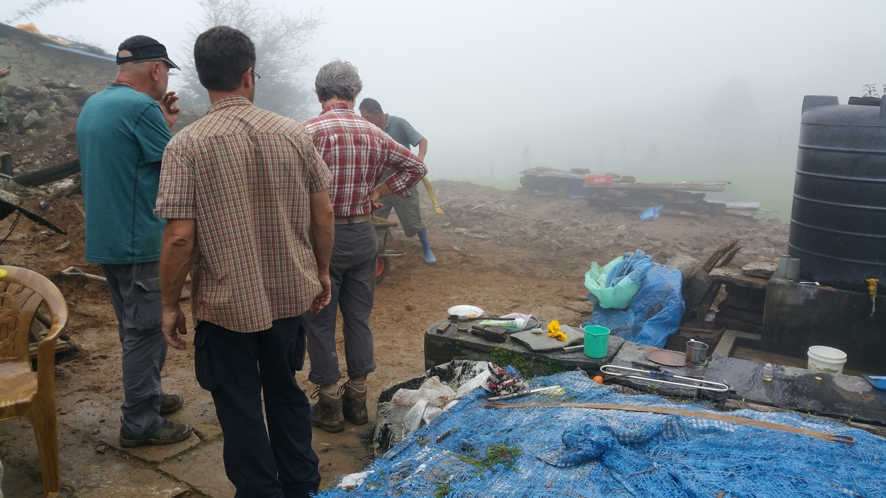Die Ruine von Kajis Haus wird eingeebnet. Es regnet oft und die Blutegel haben eine gute Zeit.

