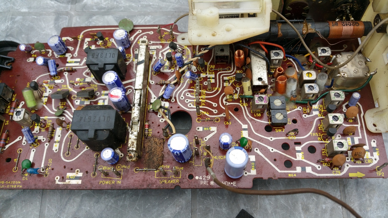 Meistens sind die Lautsprecherkabel abgerissen und die Kontakte an den Schaltern korrodiert.
