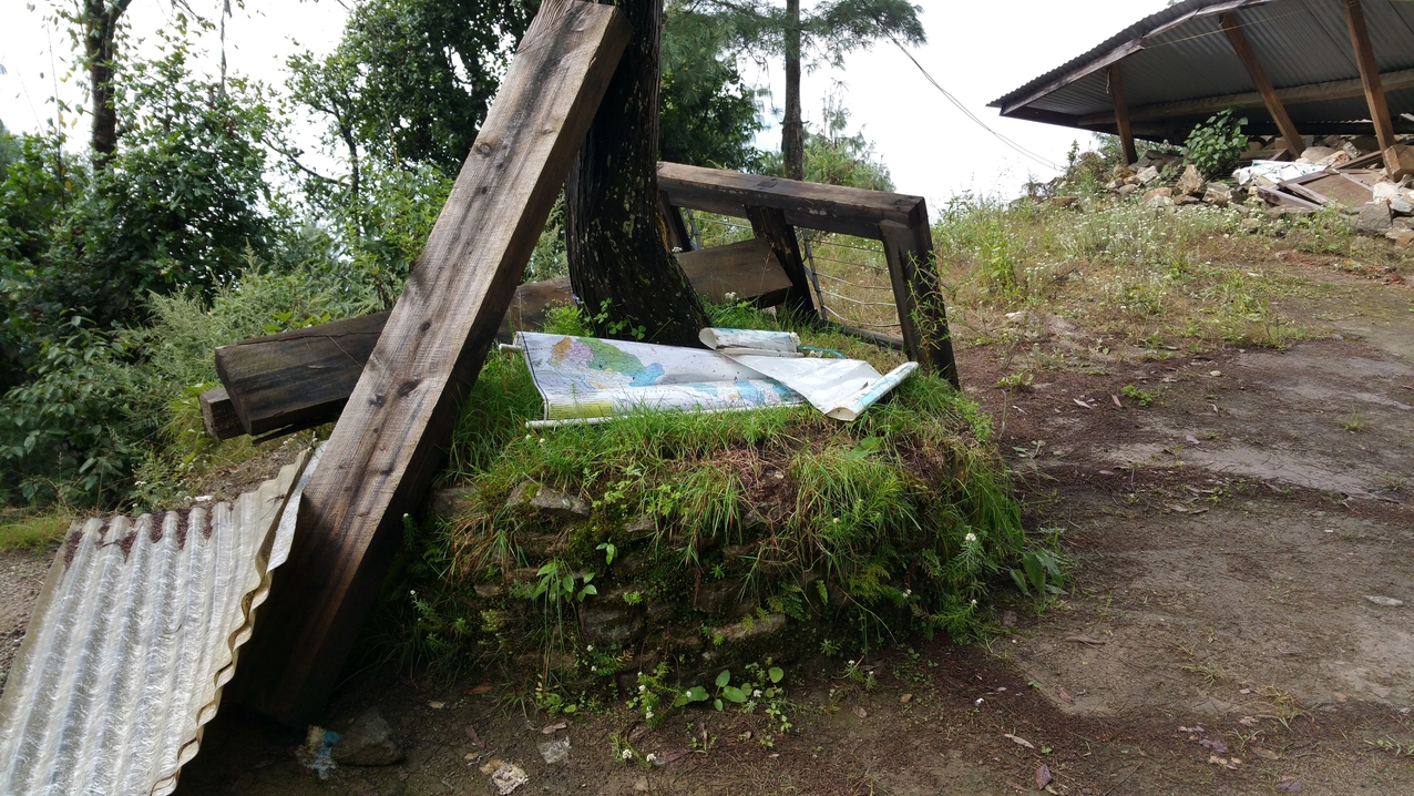 Im Pausenhof der zerstörten Schule liegt noch Lehrmaterial aus dem Erdkundeunterricht herum.
