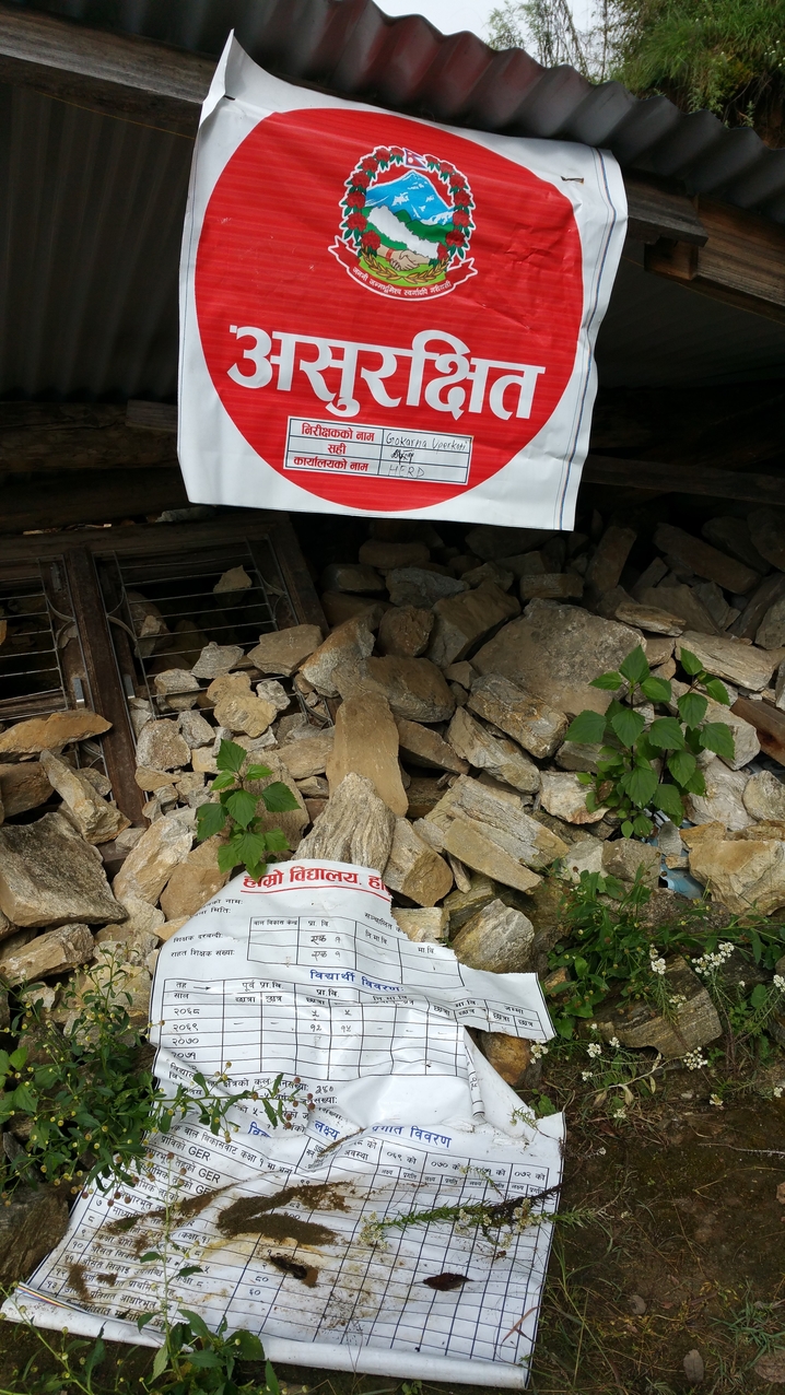 Das Staatswappen hängt noch, aber es hilft nicht.
