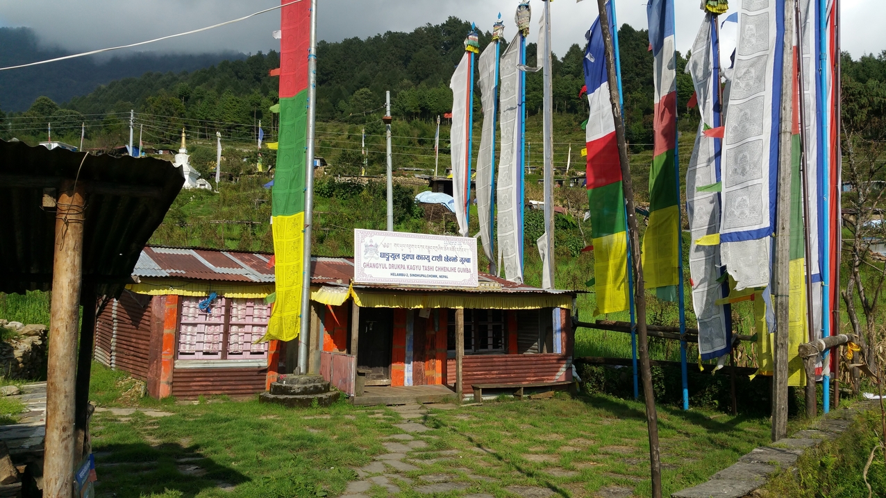 Die neue Gompa (buddistischer Tempel) in Ganyul. Innen aber reichhaltig ausgeschmückt.
