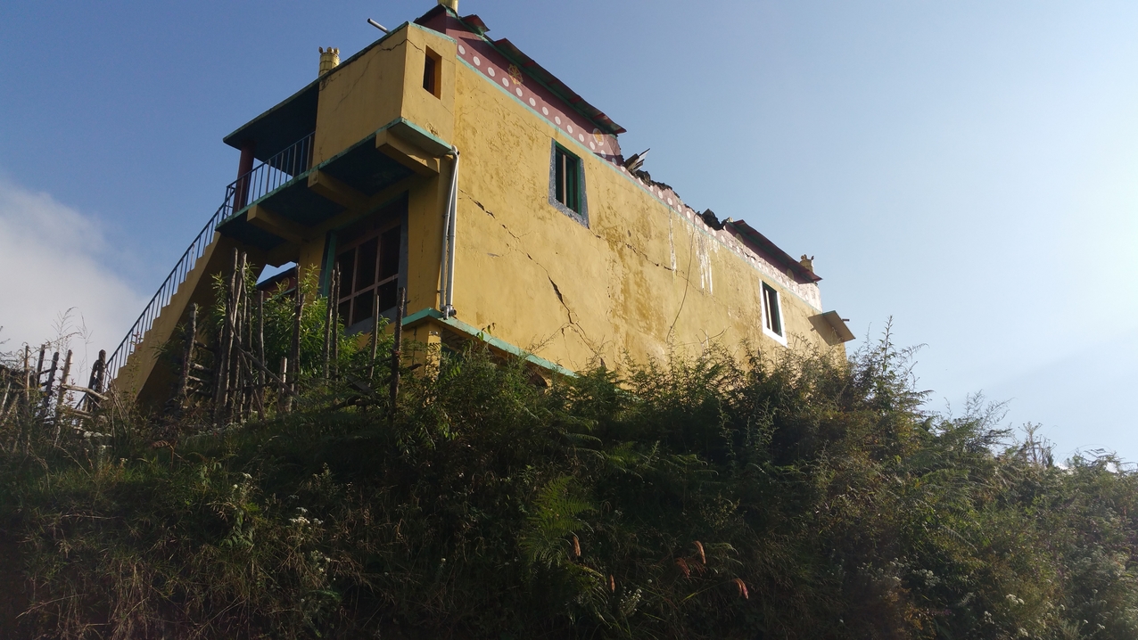 Aus der Nähe gesehen fallen dann schon deutliche Spuren des Erdbebens auf
