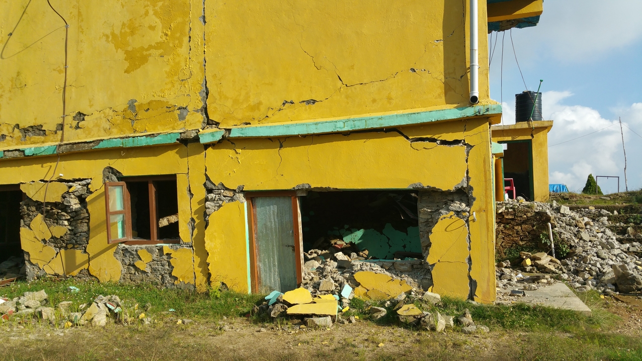 und es zeigt sich dann das ganze Ausmaß der Zerstörung.
