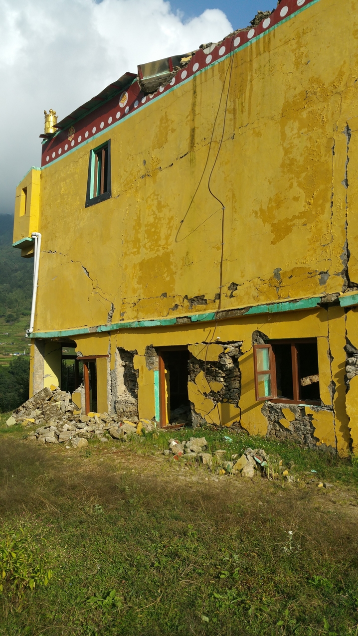 Das Gebäude ist einsturzgefährdet und kann nicht gerettet werden.
