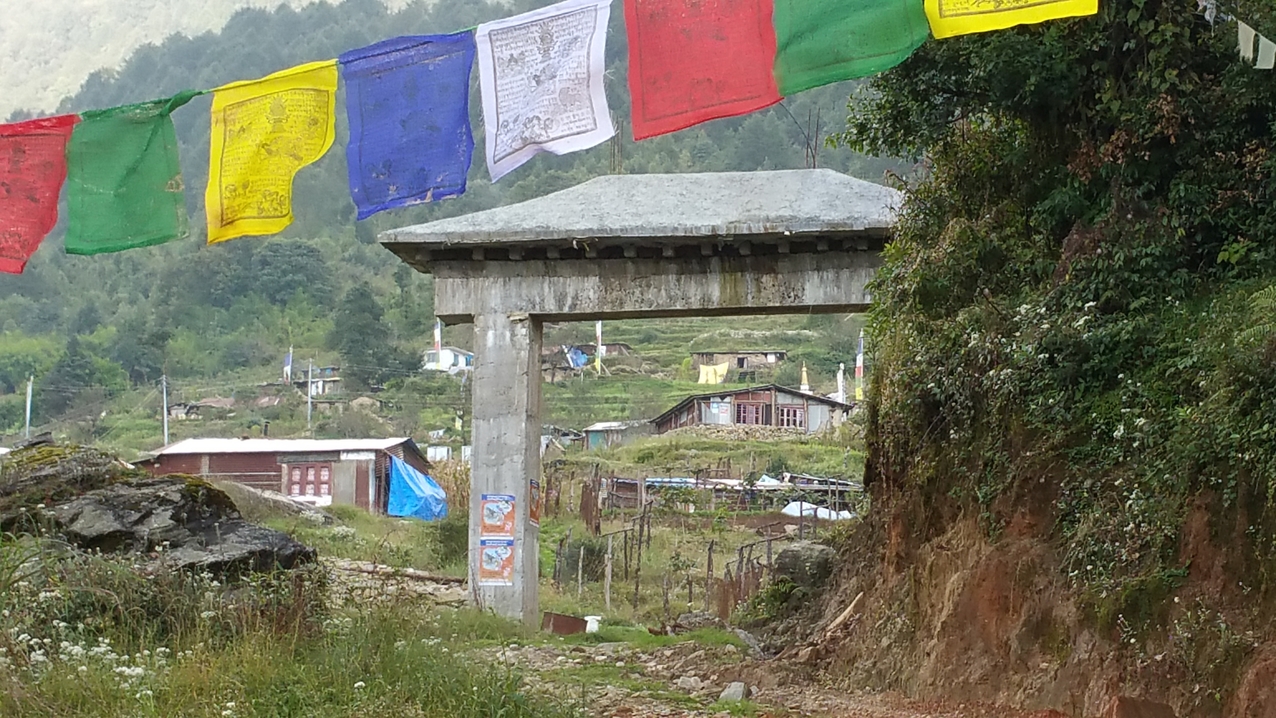 Das "Stadttor" von Ganyul. Bis hierher geht die Straße, die im November wieder instand gesetzt werden soll. Dann können die Bauteile für die Häuser der Familien zumindest bis hierher hochgefahren werden.
