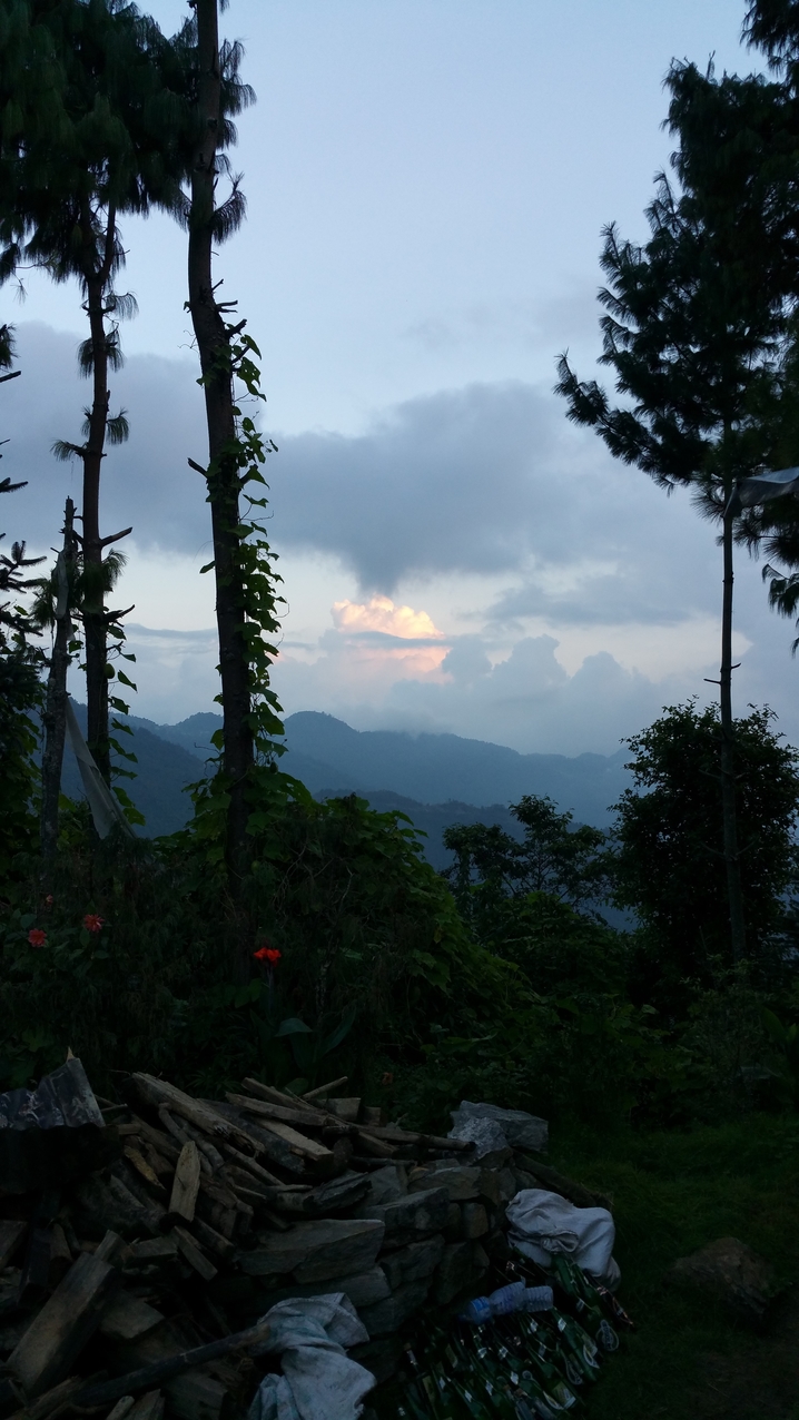 Die ganzen leeren Bierflaschen waren schon da, ehrlich.
Die werden sogar wieder den Berg heruntergetragen und in Kathmandu für 2 Rupien Pfand eingetauscht.
