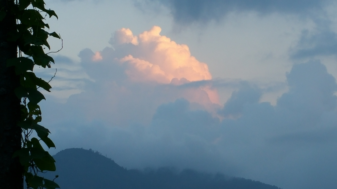 Dicke Wolken aber auch blauer Himmel zwischendurch kündigen endlich das Ende der Regenzeit an. Blutegel ade!

