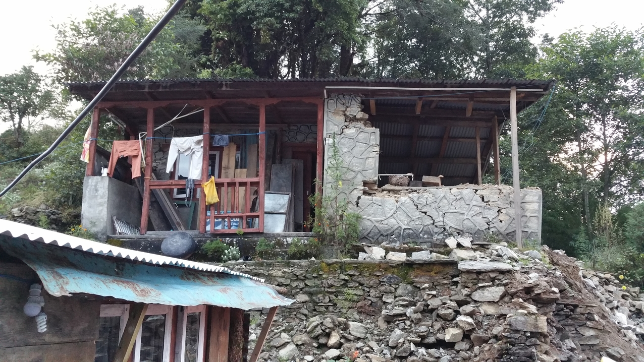 Die Ruine der Dolma Lodge muss noch abgetragen werden. Eine neue Lodge soll dann später wieder eröffnet werden und Trekking Touristen anziehen.

