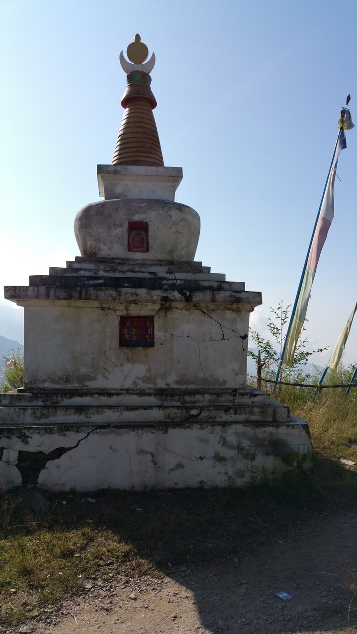 Die Stupa steht zumindest noch. Man kann sie schon von weit unten sehen und weiß dann, wann man die Hälfte des Weges erreichen wird.

