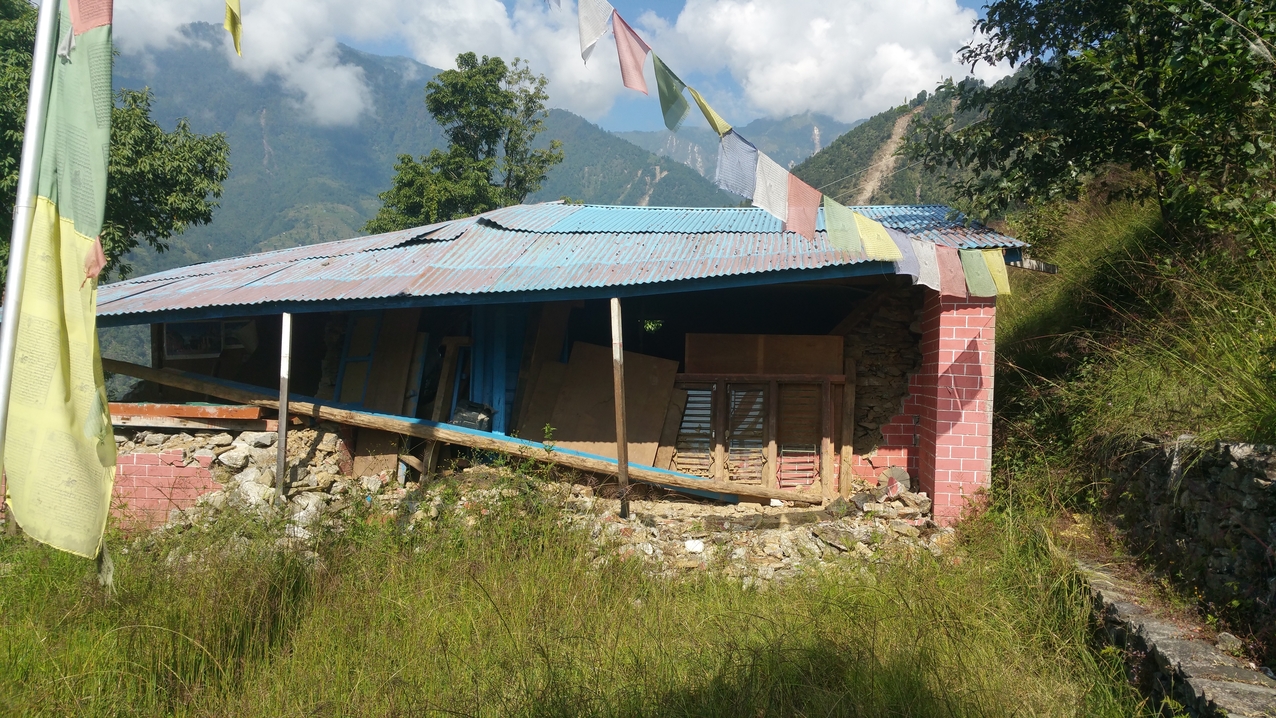 Unterwegs auch immer wieder zerstörte Häuser und Ställe...
