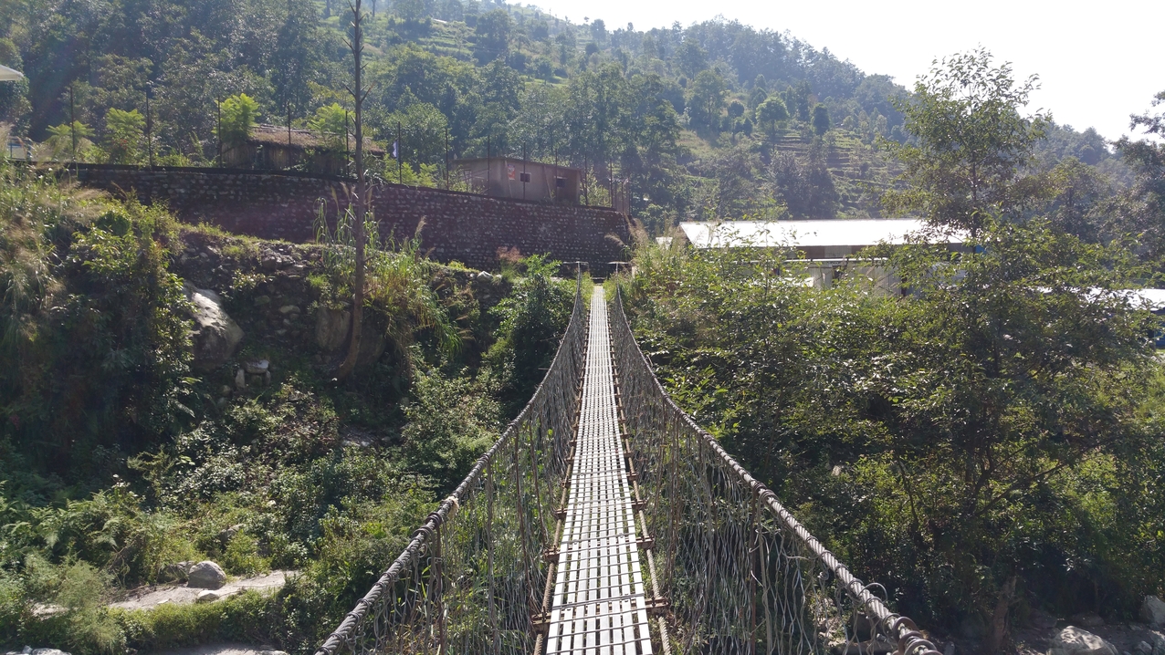 Die Hängebrücke zum oberen Ortsteil von Timbu. Von hier aus ist es nur noch 20 Minuten bis ins Melamchi Tal, wo auch die Straße F30 nach Melamchi verläuft. 
