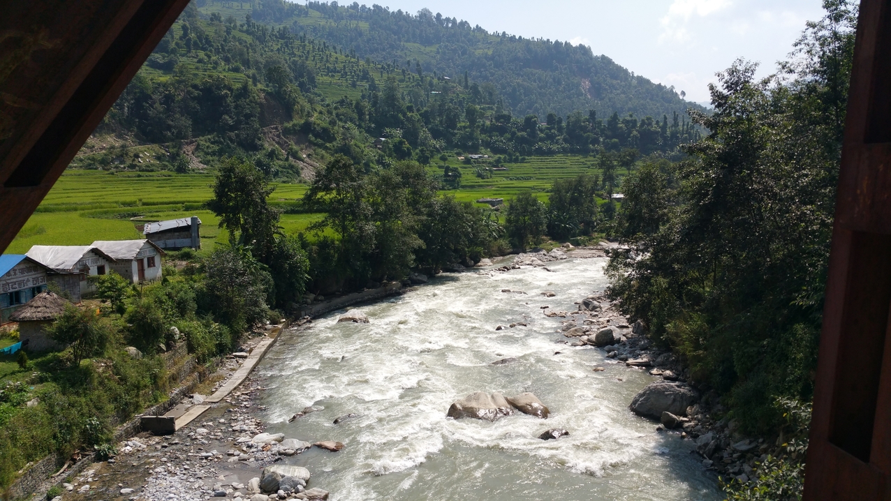 Der Melamchi Fluss wird mehrfach überquert. Die Brücken bis Timbu sind soweit wieder benutzbar.

