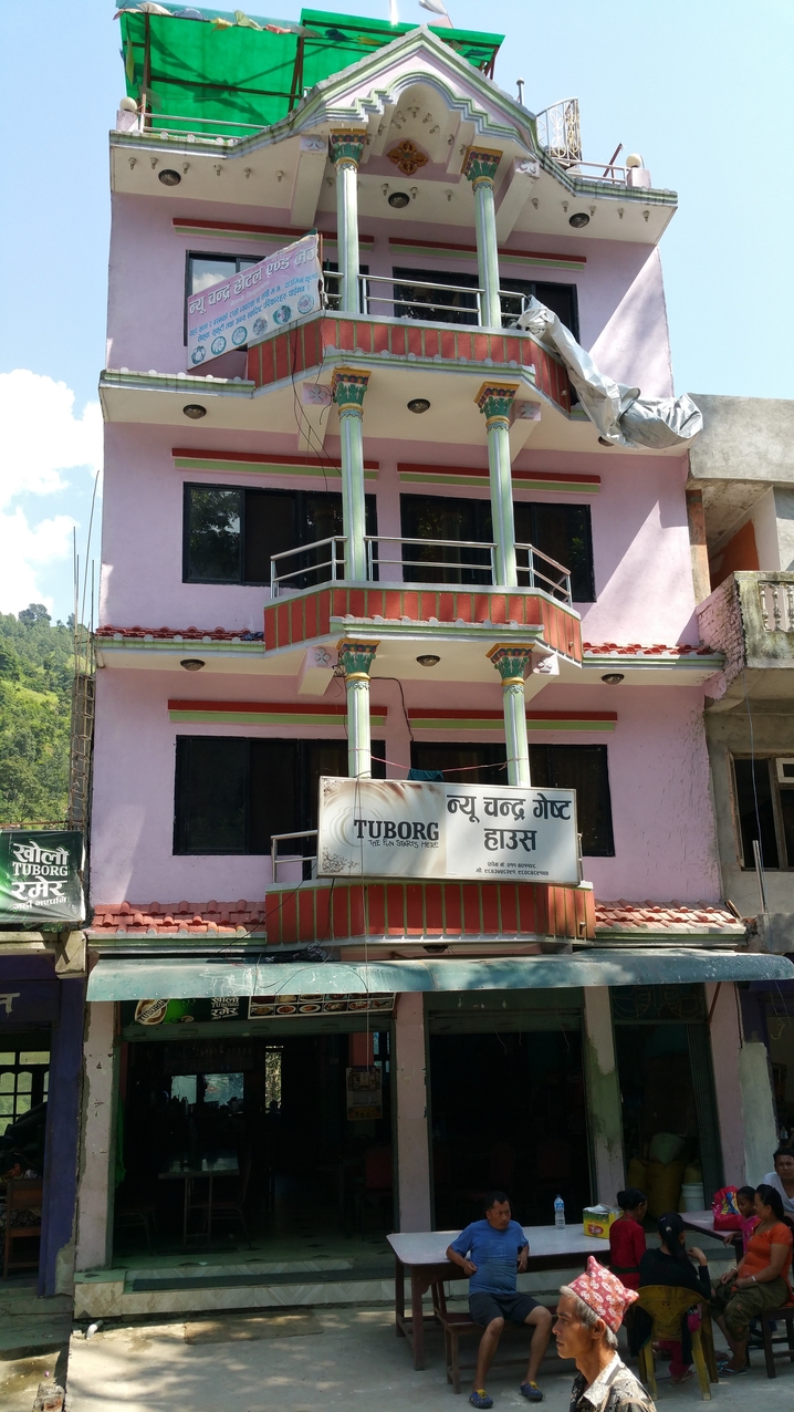 Gute Aussicht von der Dachterasse und ein kühles Bier, aber der Bus fährt weiter...
