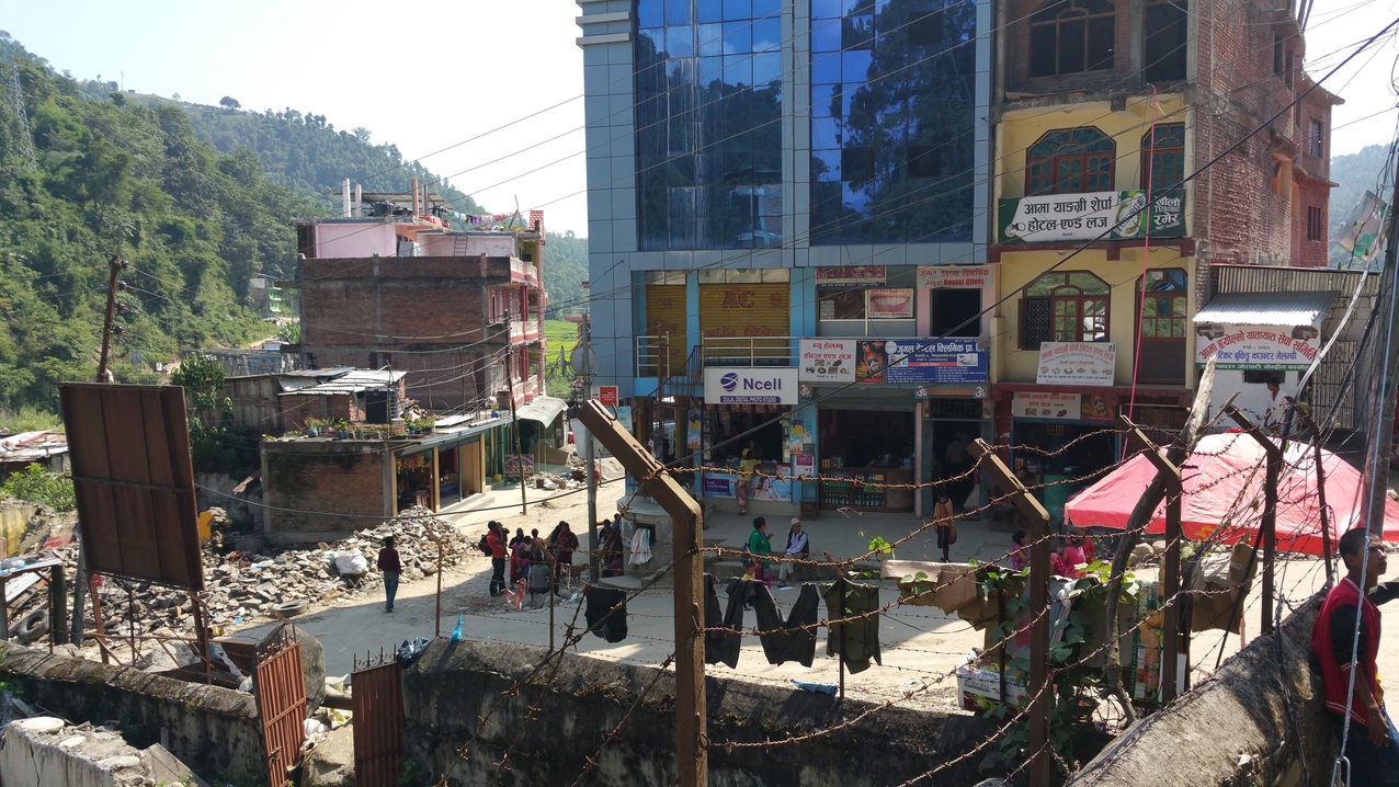 Melamchi, zentrale Kreuzung und Busfahrer Treffpunkt.
