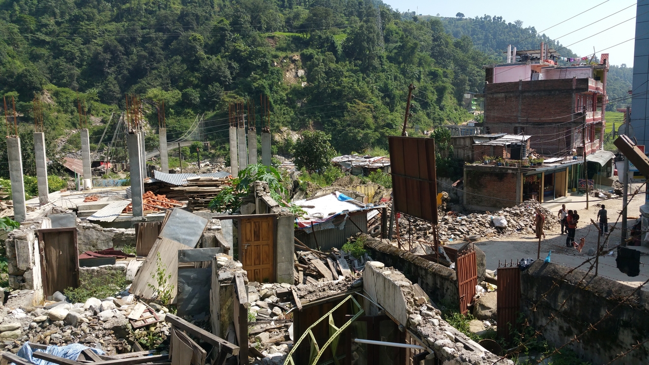 ... direkt daneben ist die ganze Zerstörungskraft des Erdbebens zu erkennen.
