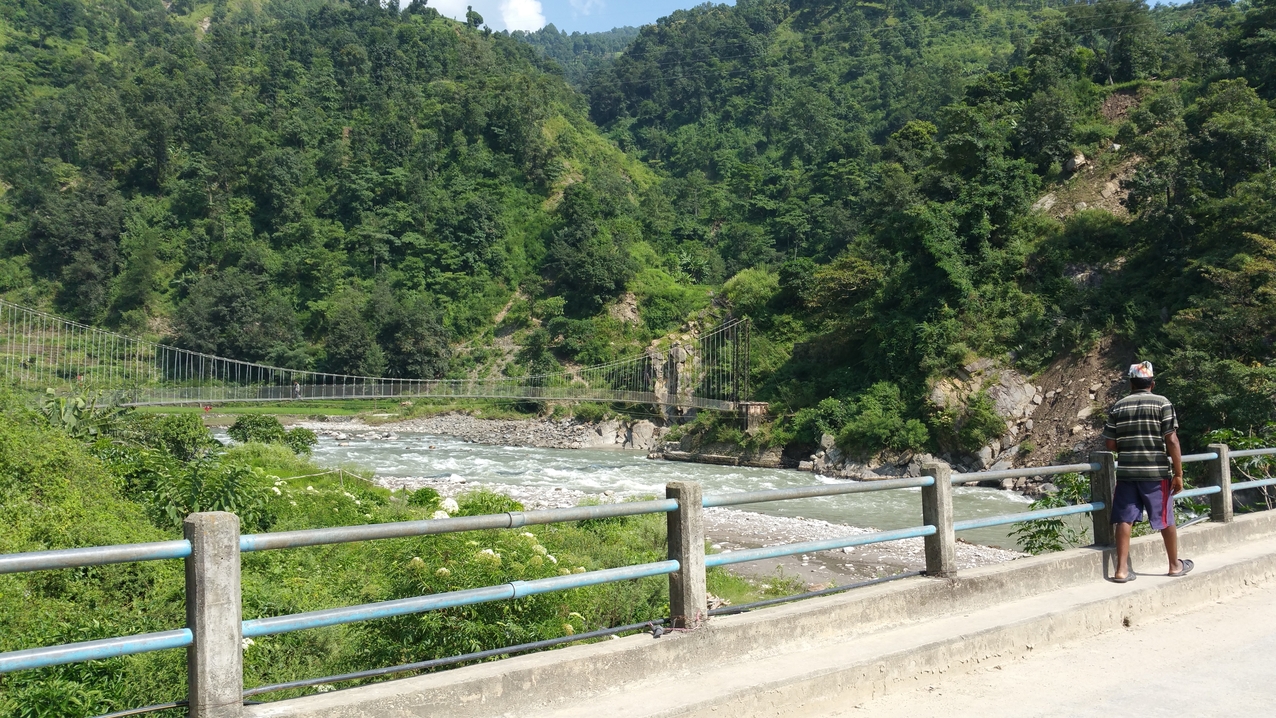 Die Fußganger- und die Autobrücke über den Irawati, der durch Melamchi fließt.
