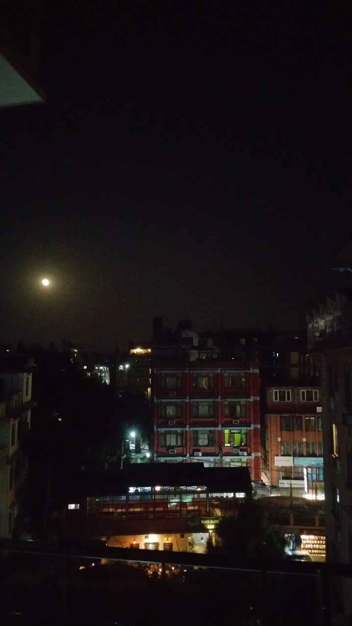 In Kathmandu ist es auch abends noch angenehm 27°C warm und man kann auf der Dachterasse des Hotels den Tag ausklingen lassen.
