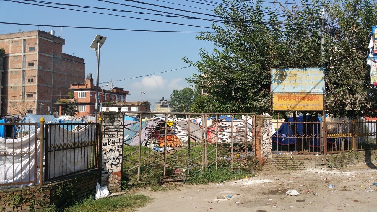 Mitten im Stadtviertel ist ein Zeltlager in einer Grünanlage. Viele Menschen leben hier, deren Häuser nach dem Erdbeben nicht mehr bewohnbar sind.
