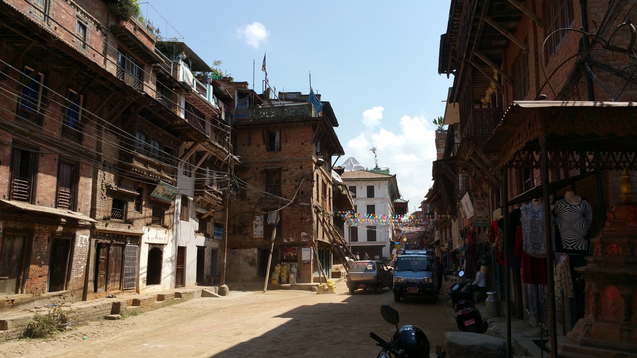 Teilweise sind auch hier Häuser abgestützt, aber es ist schon viel mehr wieder aufgebaut oder repariert als in Kathmandu oder gar in den ländlichen Regionen.
