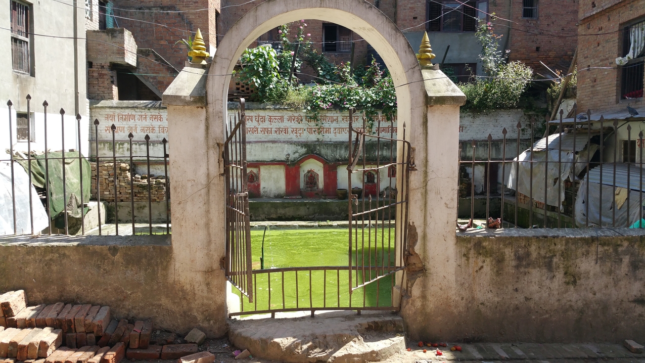 Ein kleiner Pokari (Teich) abseits der Hauptstraße in Richtung zum Hanumante Fluss.
