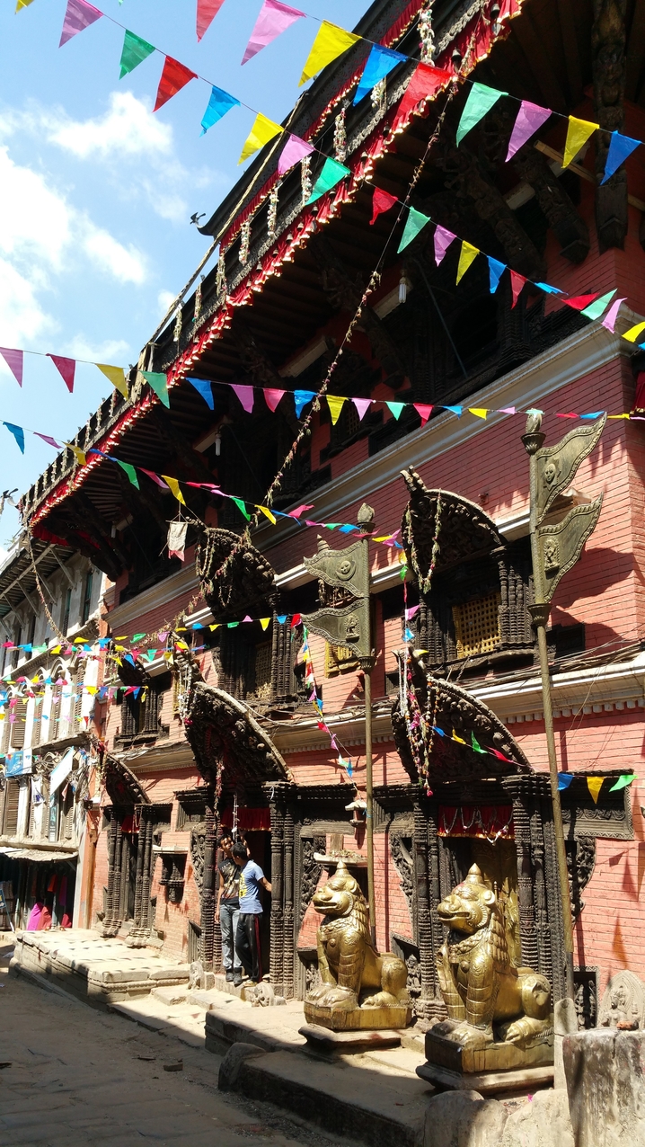 Oberhalb der Türen und der Fenster sind die typischen Verzierungen zu sehen. (Fachbegriff ist: ?)
