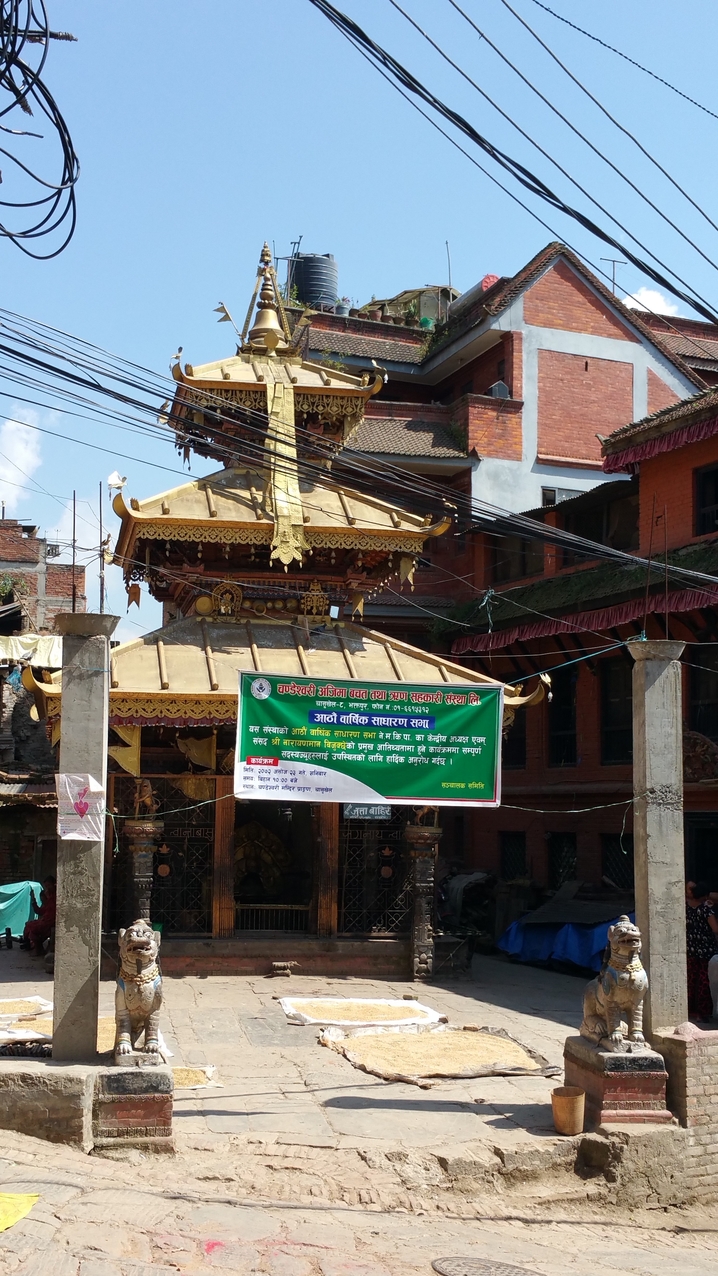 Kleiner Tempel mit Golddach Pagoden und Türwächtern.
