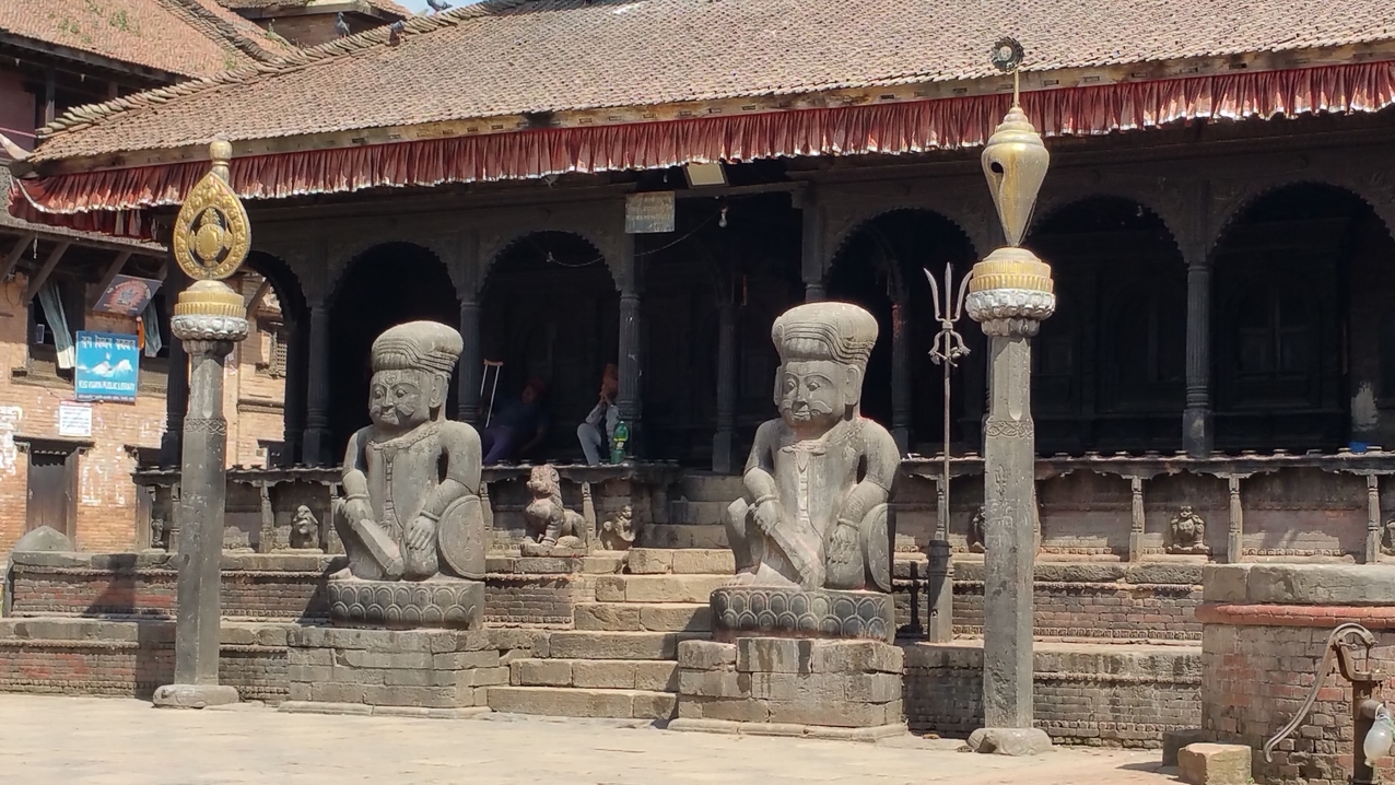 Die zwei Ringer Jaimala und Pata sitzen wie Tempelwächter...
