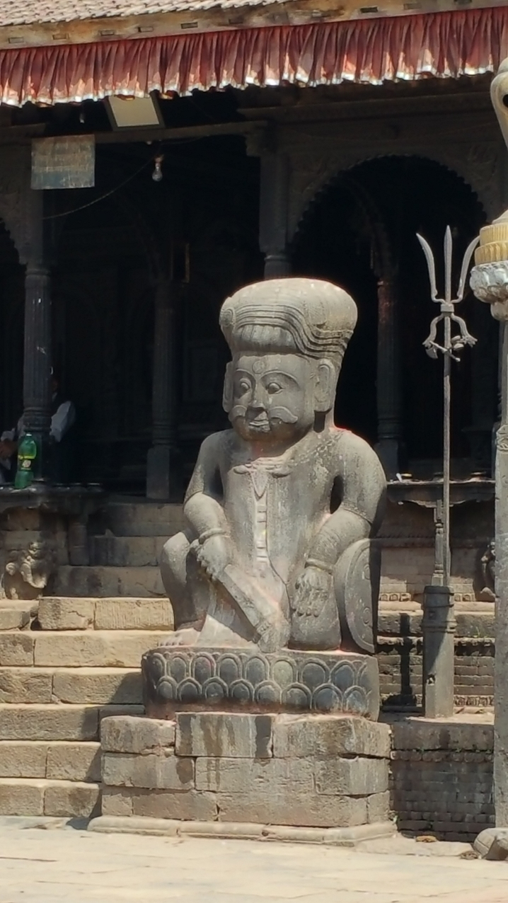 ... am Eingang des Tachapal Tol Dattatraya Tempels.
