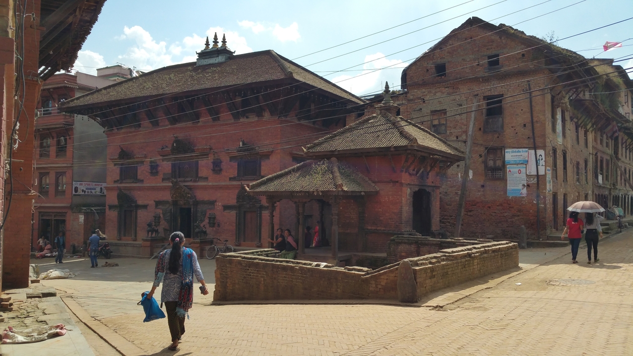 Auf dem Weg zum Kwathande Pokari wieder ein kleiner Tempel. Bhaktapur trägt den Beinamen "Stadt der Tempel" zurecht.
