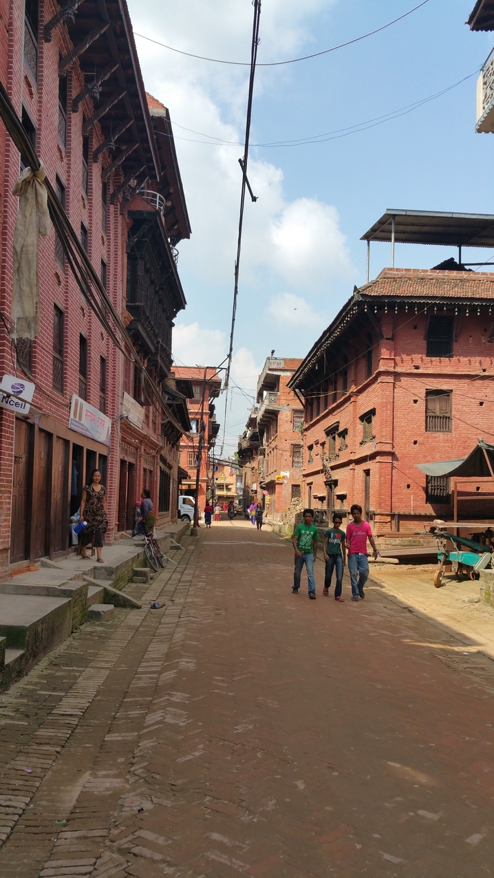 Immer wieder das typische Straßenbild in Bhaktapurs Altstadt.
