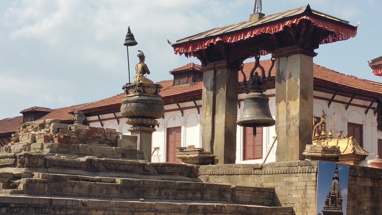 Neben der Säule mit König Bhupatindra Malla steht die Taleju Glocke, die zweimal am Tag zu Ehren der gleinamigen Gottheit läutet.
