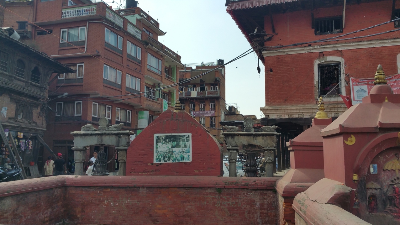 Trinkwasserspender am Eingangsbereich des Durbar Square. Dahinter die Jagriti Lower Secondary School.
