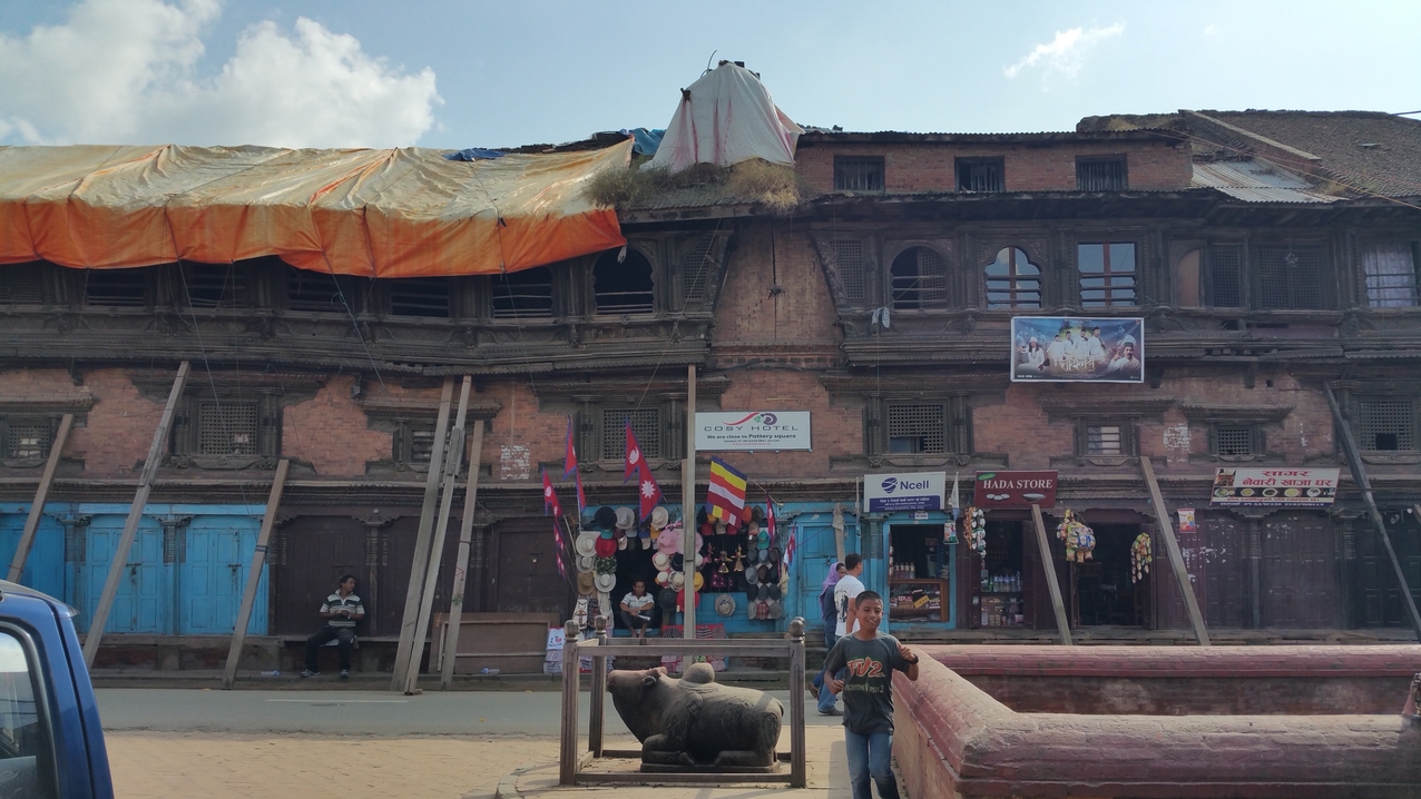 Stärkere Beschädigungen sind an manchen Läden noch zu sehen.
