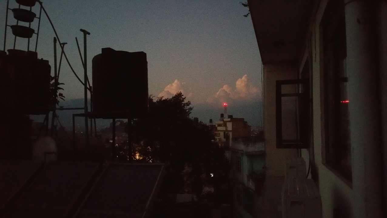 ... mit Aussicht auf Wolkenberge im letzten Abendlicht.
