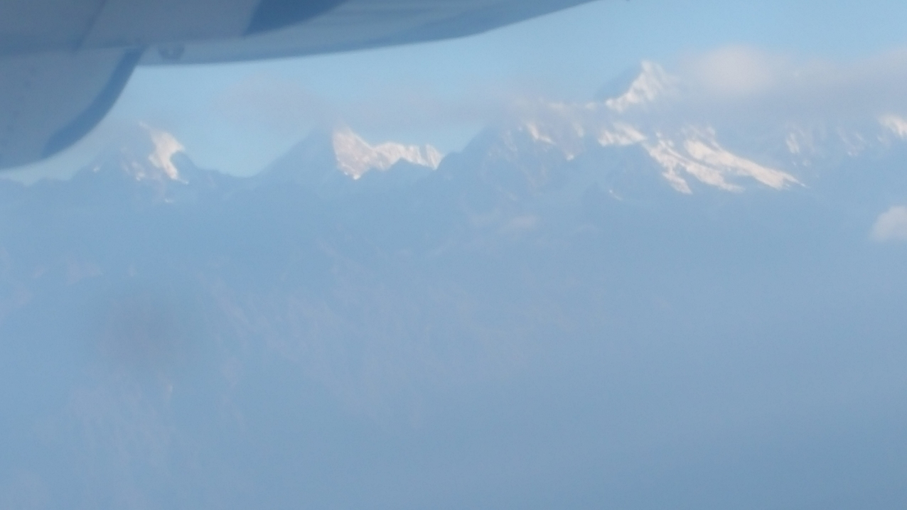 Rechts sieht man sogar kurz den Everest.
