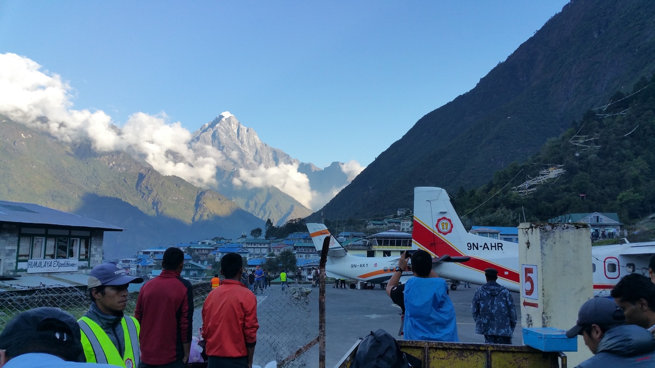 Nach der Landung werden die Rucksäcke ausgepackt und auf dem Vorfeld verteilt. Es geht alles recht schnell und die Reisenden für den Rückflug steigen schon ein.
