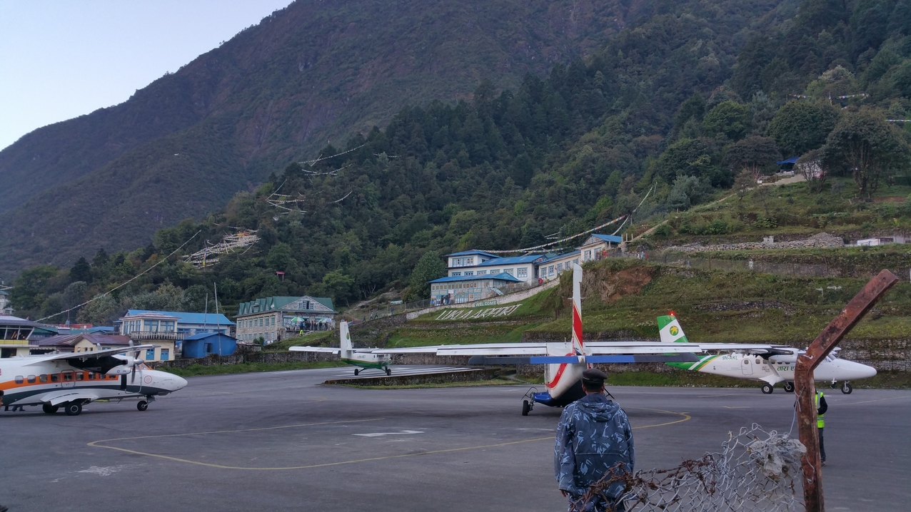 Circa gegen 7 Uhr landen 4 bis 5 Maschinen im 3-Minutentakt und nach einem kurzen Aufenthalt zum ein- und aussteigen geht es wieder los nach Kathmandu zurück.
