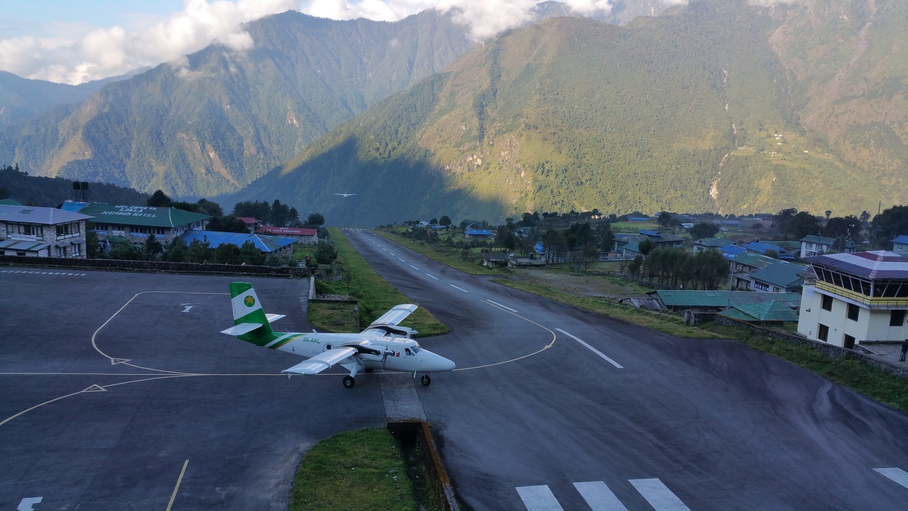 ... und fliegen zurück nach Kathmandu. Die Landungen und Starts in Lukla sind bei gutem Wetter völlig unproblematisch. Alle Maschinen heben vor dem Ende der Startbahn ab, keine sackt durch.
